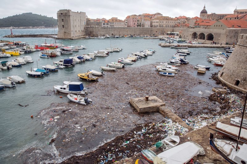 Nanosi smeća na plaži Banje u Dubrovniku
