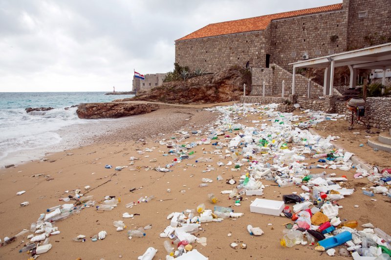 Nanosi smeća na plaži Banje u Dubrovniku