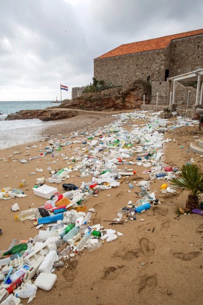 Nanosi smeća na plaži Banje u Dubrovniku