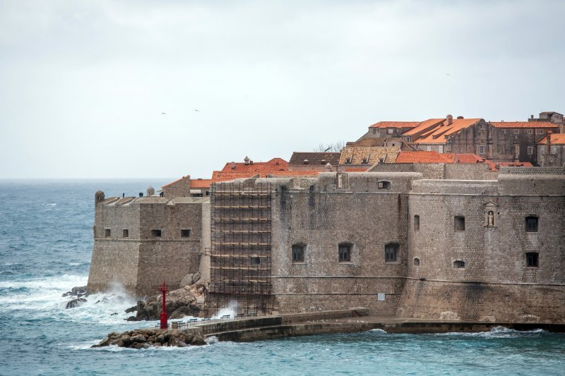 Nanosi smeća na plaži Banje u Dubrovniku