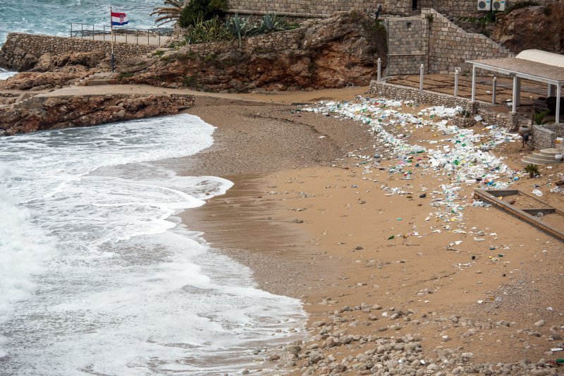 Nanosi smeća na plaži Banje u Dubrovniku