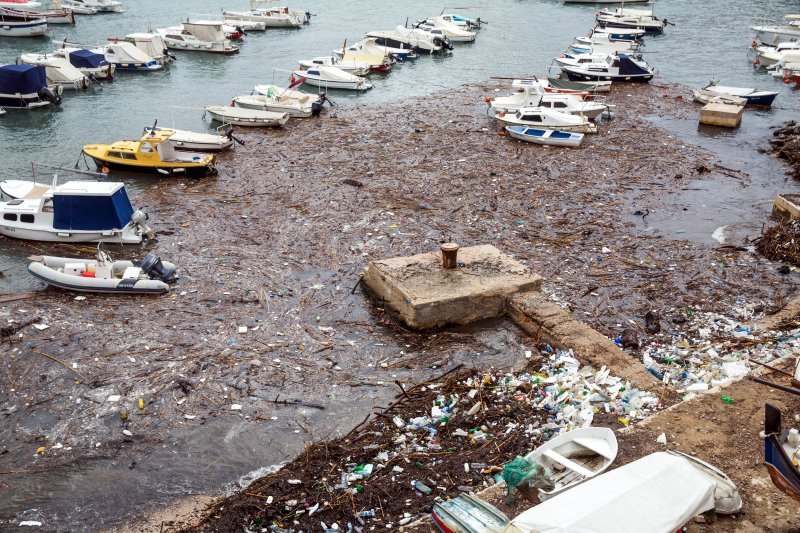 Nanosi smeća na plaži Banje u Dubrovniku