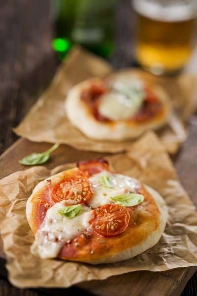 4. Pizzete s rajčicom i mozzarellom