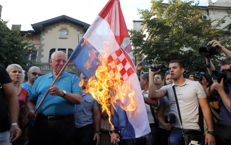 Šešelj osuđen na deset godina, no ne ide u zatvor