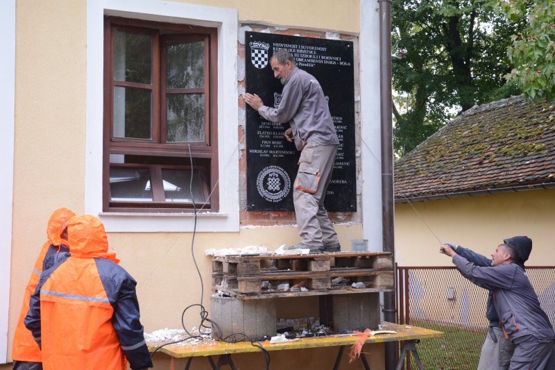 HOS-ova ploča maknuta iz Jasenovca