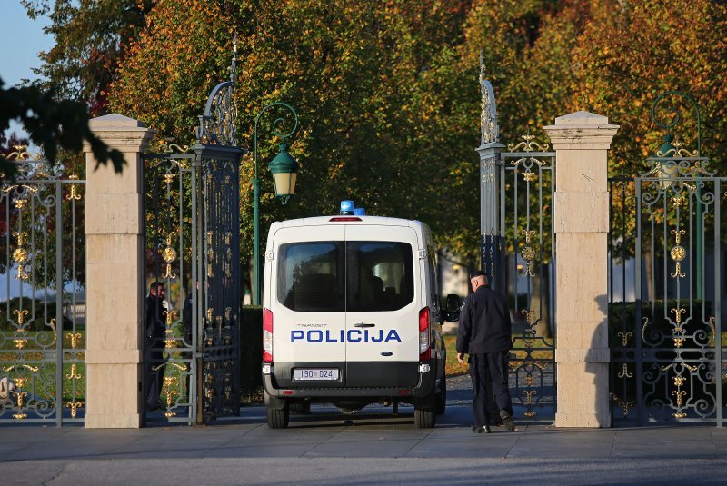 Policija na kapiji Kulmerovih dvora