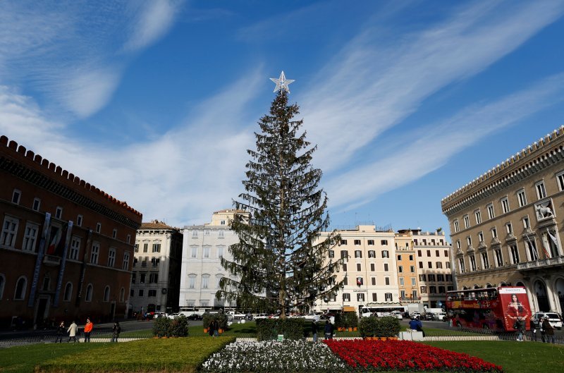 Najružnije božićno drvce u Rimu