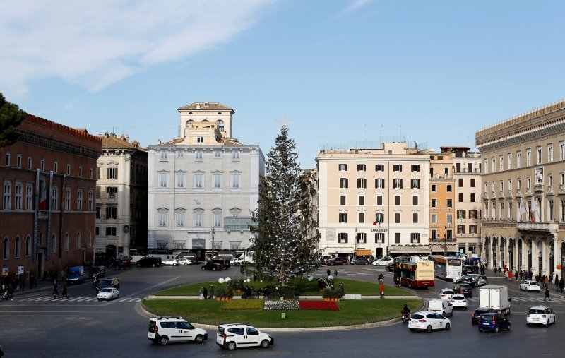 Najružnije božićno drvce u Rimu
