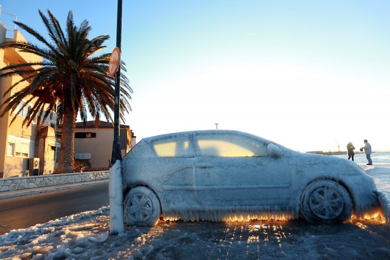 Zaleđeni auto u Vranjicu