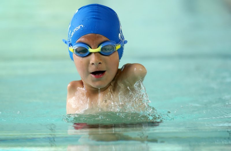 Ismail Zulfić iz Zenice, dječak bez ruku, na plivačkom natjecanju za osobe s tjelesnim oštećenjima