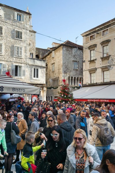 Priličan broj građana okupio se na Pjaci na Badnjak