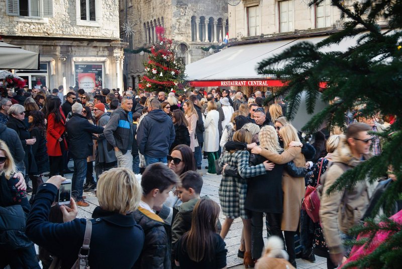 Priličan broj građana okupio se na Pjaci na Badnjak