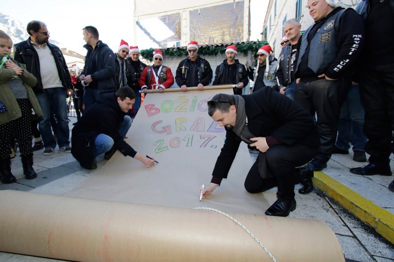 Predstavljanje mega-Čestitke u Božićnom gradu u Makarskoj