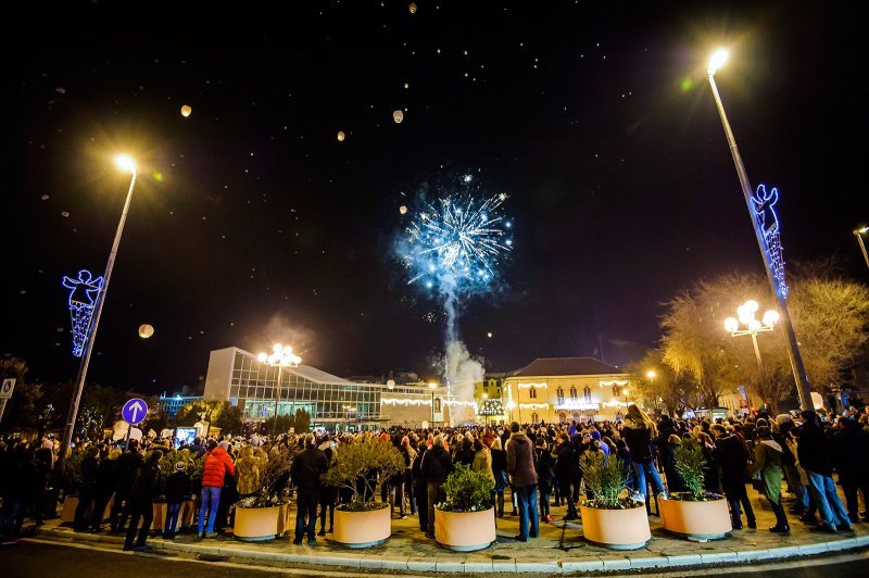 Blagdansko ozračje na šibenskim ulicama i na Adventskom sajmu