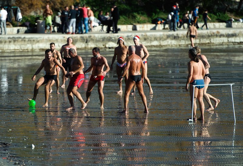 Božićni picigin i nogomet na Bačvicama