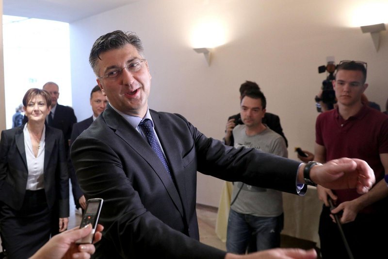 Andrej Plenković daje izjavu nakon sjednice Kluba zastupnika HDZ-a