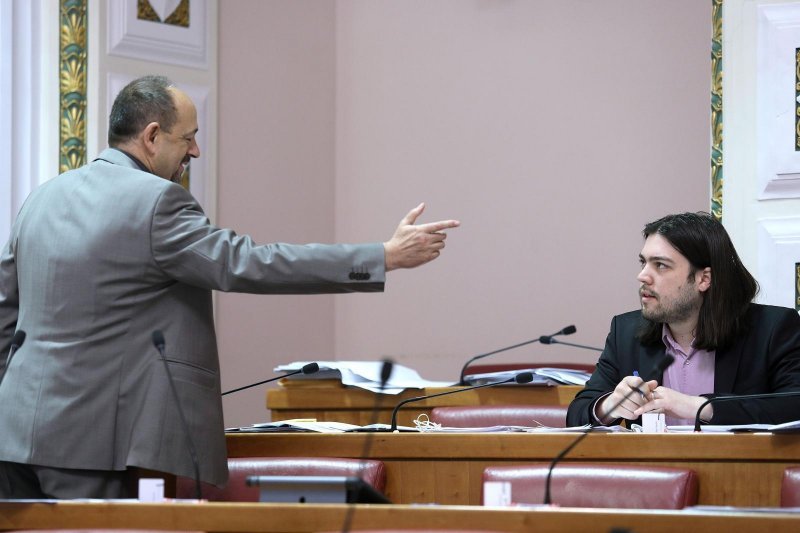 Ivan Lovrinović i Ivan Sinčić u razgovoru nakon što je Sabor još jednu sjednicu započeo stankama zbog stanja u zemlji