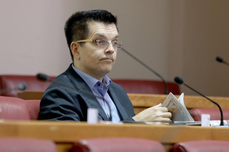 Zastupnik Branimir Bunjac prije početka sjednice posvetio se čitanju dnevnih novina