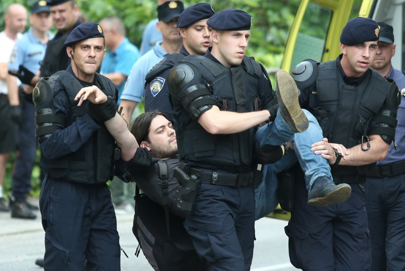 Ivana Vilibora Sinčića odnosi policija nakon što je pokušao spriječiti deložaciju