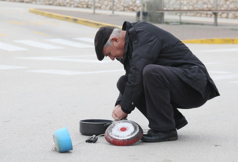 Građani Primoštena tradicionalno potezali Staru godinu kroz gradske ulice