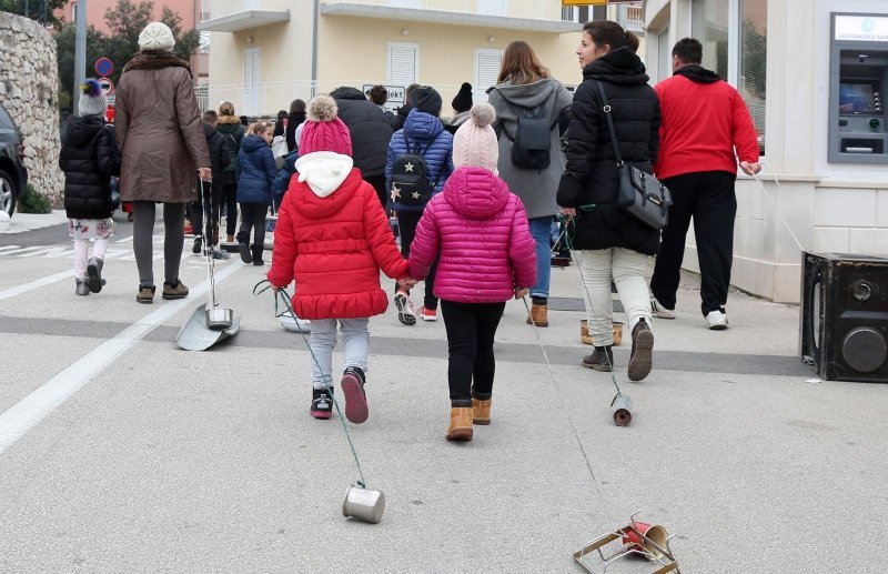 Građani Primoštena tradicionalno potezali Staru godinu kroz gradske ulice