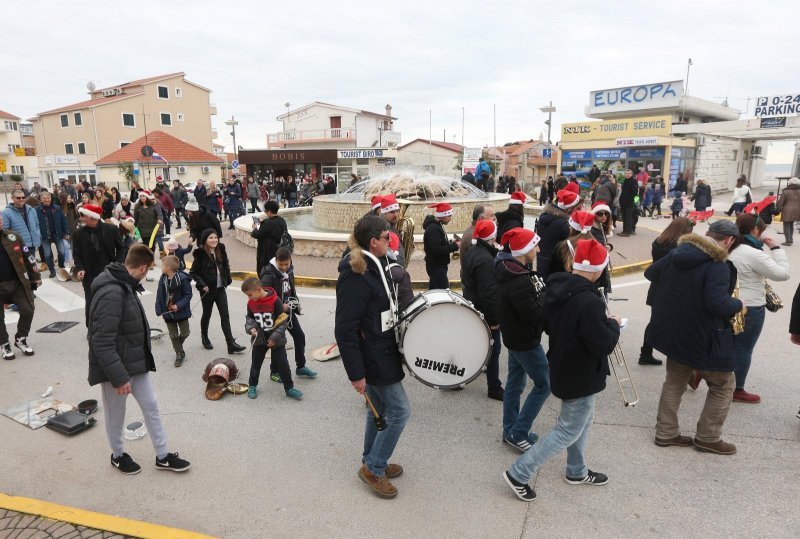 Građani Primoštena tradicionalno potezali Staru godinu kroz gradske ulice