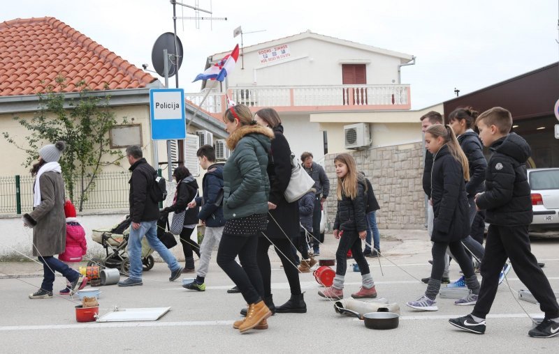 Građani Primoštena tradicionalno potezali Staru godinu kroz gradske ulice