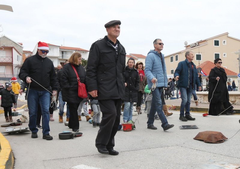 Građani Primoštena tradicionalno potezali Staru godinu kroz gradske ulice