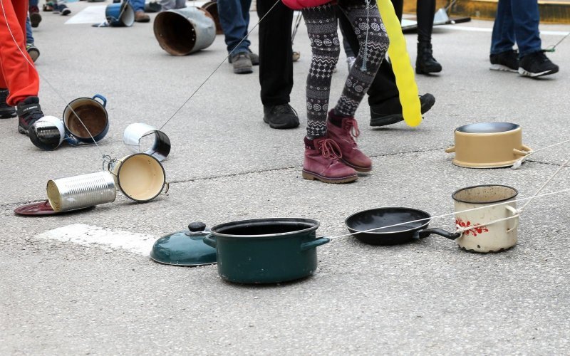 Građani Primoštena tradicionalno potezali Staru godinu kroz gradske ulice