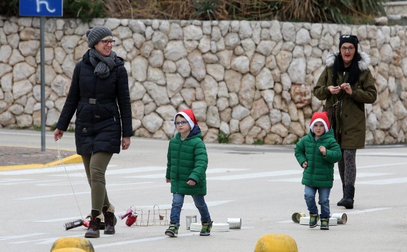 Građani Primoštena tradicionalno potezali Staru godinu kroz gradske ulice