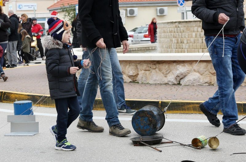 Građani Primoštena tradicionalno potezali Staru godinu kroz gradske ulice