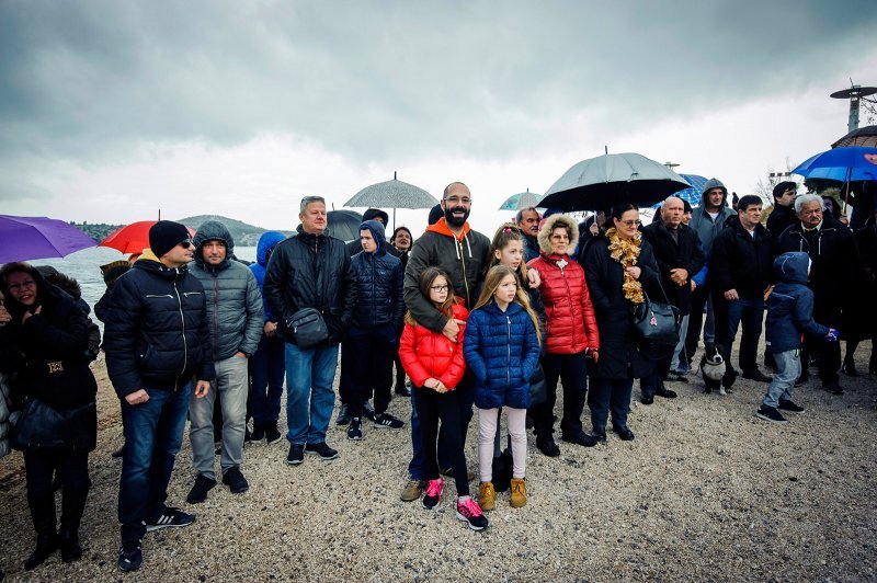 Tradicionalno novogodišnje kupanje na plaži Banj