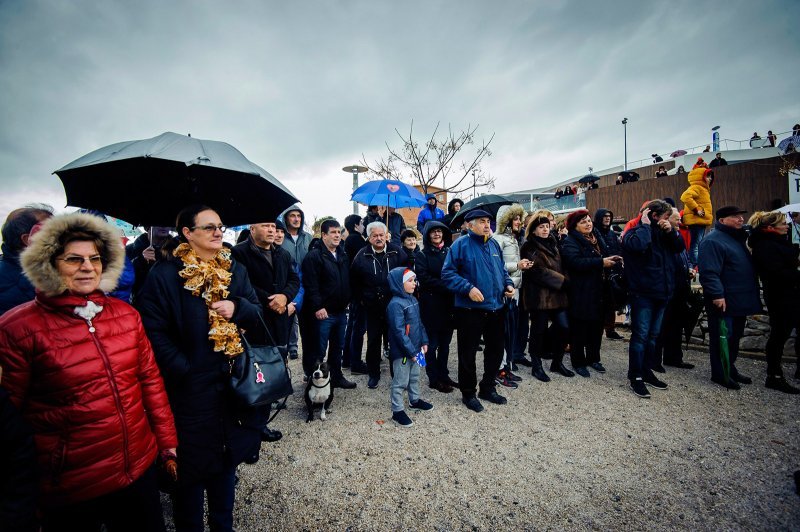 Tradicionalno novogodišnje kupanje na plaži Banj