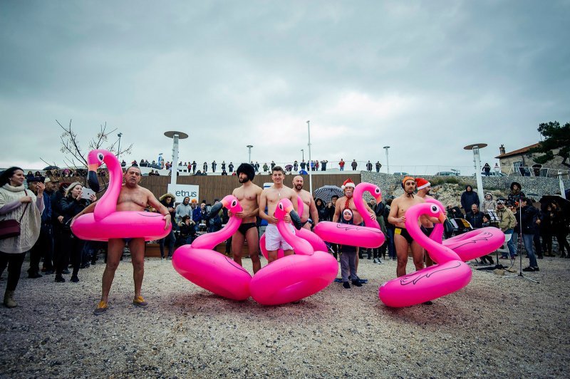 Tradicionalno novogodišnje kupanje na plaži Banj