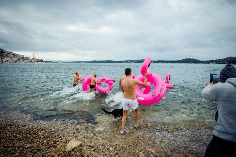 Tradicionalno novogodišnje kupanje na plaži Banj