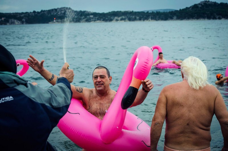 Tradicionalno novogodišnje kupanje na plaži Banj