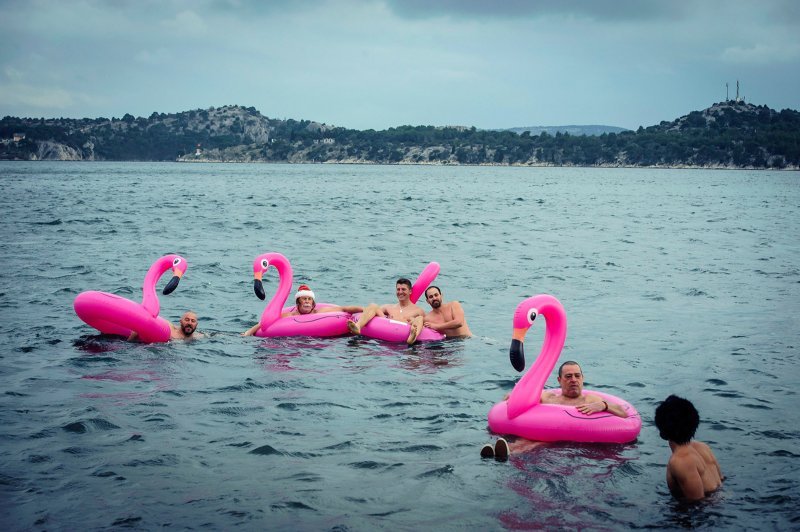 Tradicionalno novogodišnje kupanje na plaži Banj