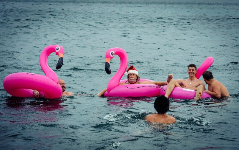 Tradicionalno novogodišnje kupanje na plaži Banj