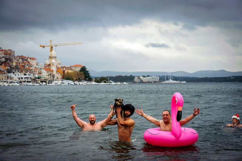 Tradicionalno novogodišnje kupanje na plaži Banj