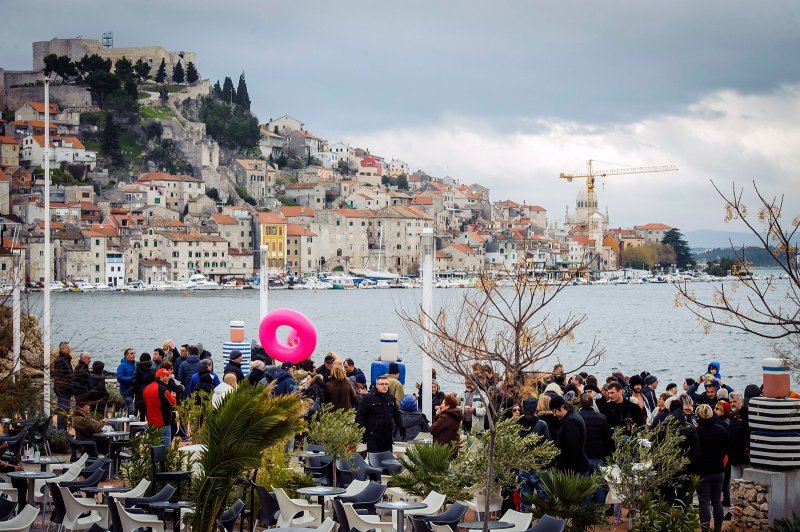 Tradicionalno novogodišnje kupanje na plaži Banj