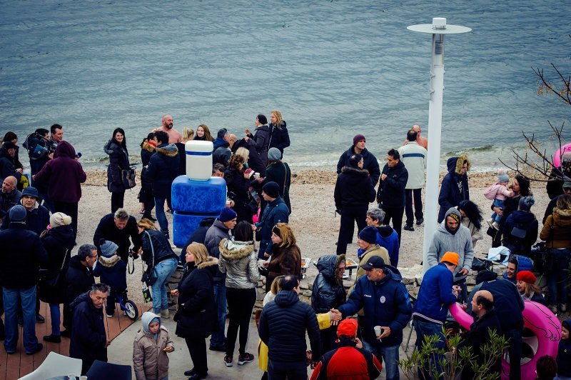 Tradicionalno novogodišnje kupanje na plaži Banj