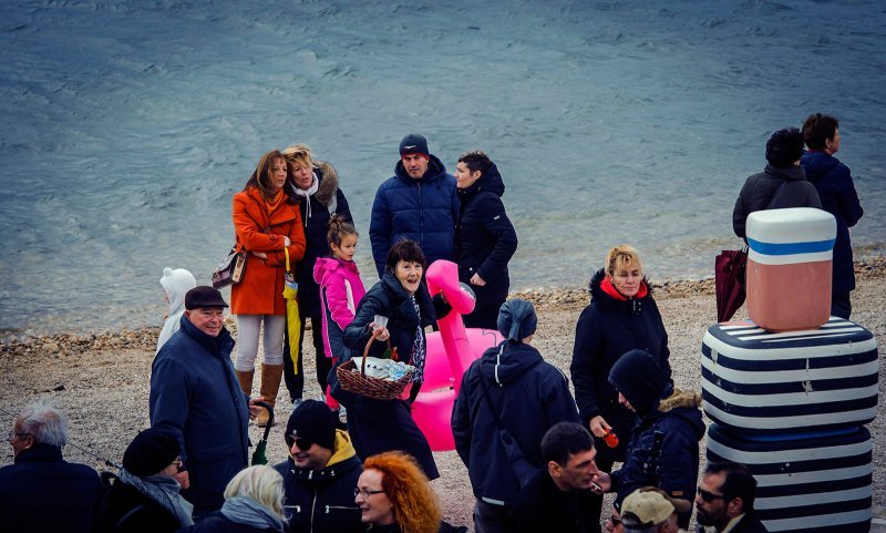 Tradicionalno novogodišnje kupanje na plaži Banj