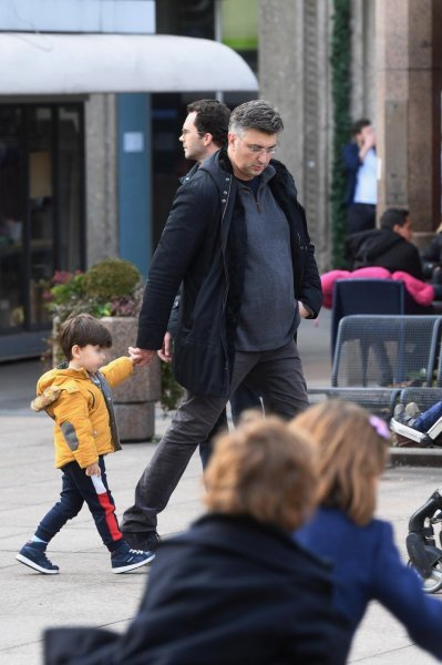 Premijer Andrej Plenković sa sinom Marijem prošetao gradom