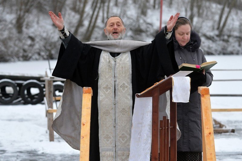 Kupanje u ledenoj vodi povodom Bogojavljenja - jezero Vjača kod Minska