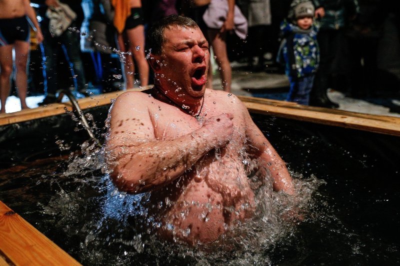 Kupanje u ledenoj vodi povodom Bogojavljenja - Kaliningrad