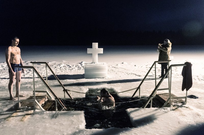 Kupanje u ledenoj vodi povodom Bogojavljenja - manastir Valdaj Iverski kod Novgoroda2