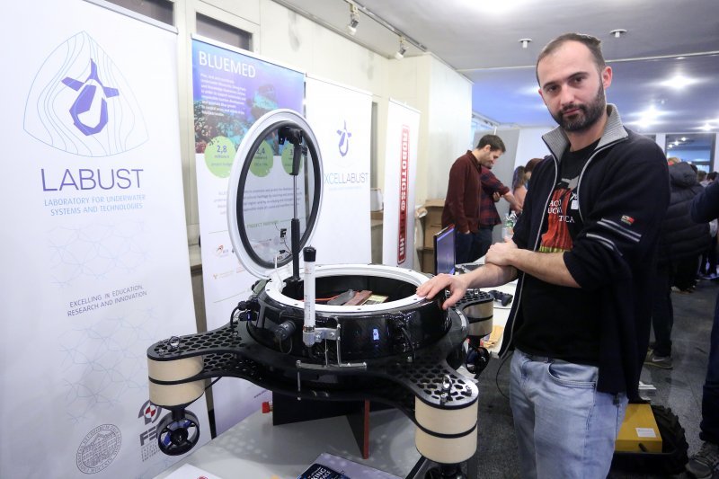 Zagreb: Na FER-u postavljena izložba na temu robotike