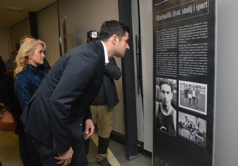 Jasenovac: Davor Bernardić razgledao izložbu o Borisu Hanžekoviću