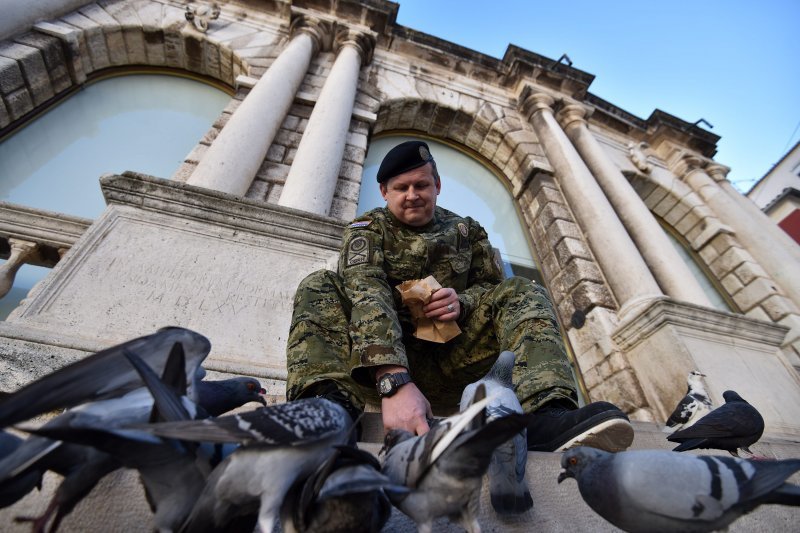 Vojnik Branimir Dedić hrani golubove