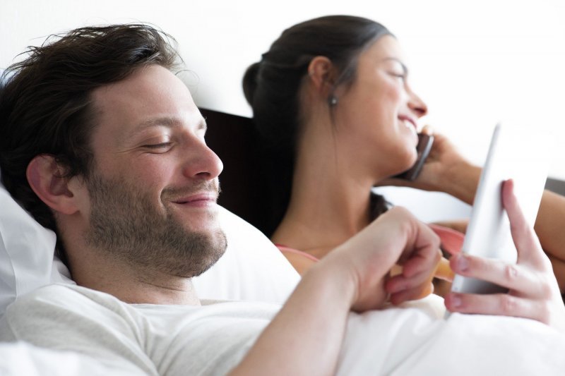 Mobitel u ruci može uništiti romantične odnose